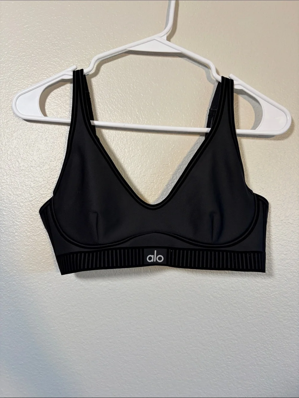 ALO Yoga Line Up Bra in Black - S